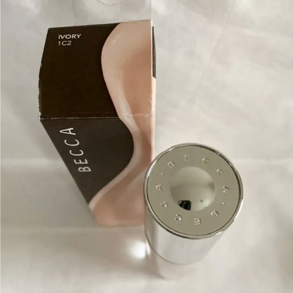 BECCA Ultimate Coverage 24hr Foundation Ivory 1C2 1oz New W Box - Picture 2 of 3